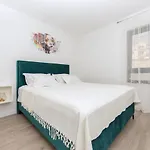 Ema Apartment *